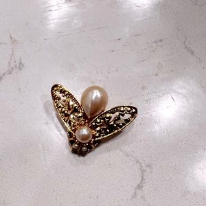 Bumble Bee Brooch • Pearl style and filigree • Gold plated